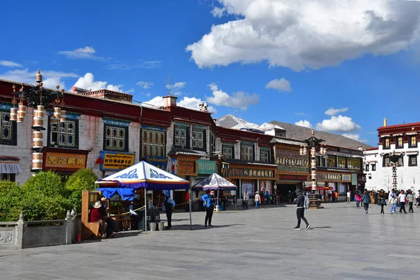 2018 西藏拉萨人们漫步在广场旁边的大昭寺在6月夏季 — 图库照片