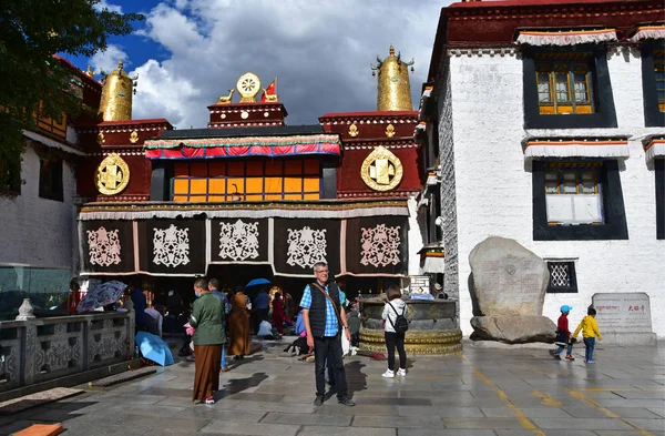2018 西藏拉萨人们漫步在广场旁边的大昭寺在6月多云的一天 — 图库照片