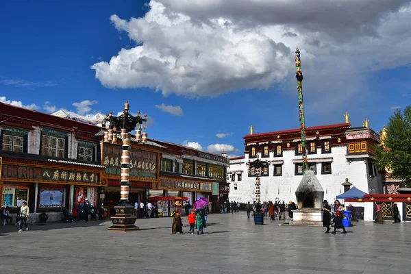 Tibete Lhasa China Junho 2018 Tibete Lhasa Pessoas Caminhando Praça — Fotografia de Stock