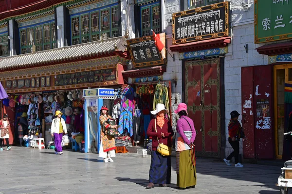 Tibet Lhasa Kina Juni 2018 Människor Runt Jokhang Templet Antika — Stockfoto