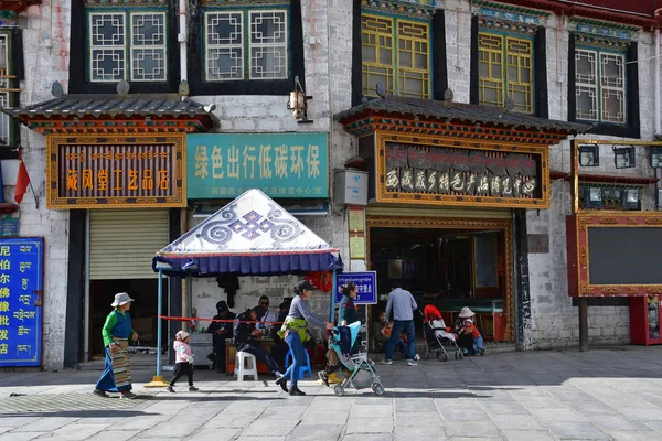 Tybet Lhasa Chiny Czerwca 2018 Sprzedaż Pamiątek Starożytnej Ulicy Barkhor — Zdjęcie stockowe