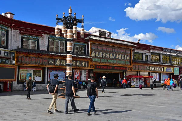 Tybet Lhasa Chiny Czerwca 2018 Tybetu Lhasie Ludzie Chodzą Placu — Zdjęcie stockowe