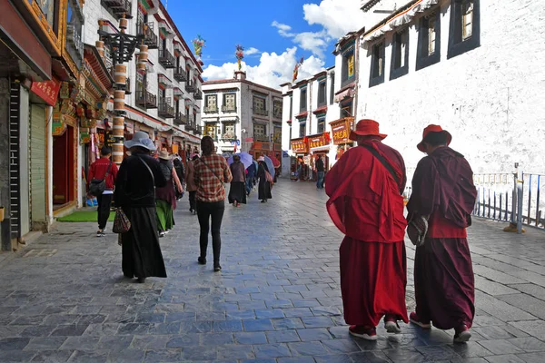チベット 2018 仏教徒はジョカン寺の周りのコラを作る — ストック写真