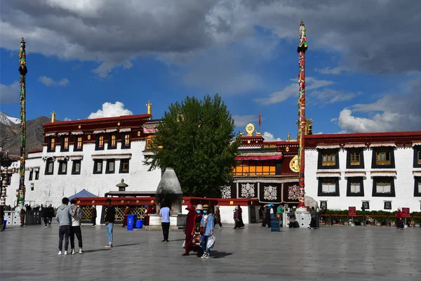 Tibet, Lhasa, Çin, Haziran, 02, 2018. Tibet, Lhasa. Jokhang tapınak yanında meydanda Haziran ayında bulutlu bir günde insanlar