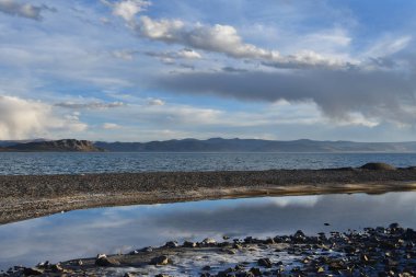 Batı Tibet. Kutsal Gölü Dangra (Dang Ra Gyu Tso) bulutlu havalarda yaz akşamları
