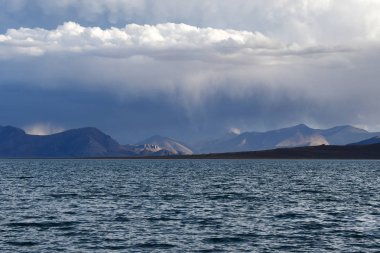 Batı Tibet. Kutsal Gölü Dangra (Dang Ra Gyu Tso) bulutlu havalarda yaz akşamları