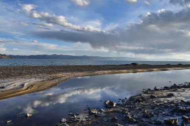 Batı Tibet. Kutsal Gölü Dangra (Dang Ra Gyu Tso) bulutlu havalarda yaz akşamları