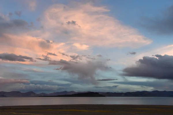 Západní Tibet Posvátné Jezero Dangra Dang Gyu Tso Zatažené Počasí — Stock fotografie