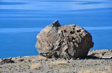 Doğal geoglyph - efsanevi yaratık tarihlerde Sfenks'in kutsal Tibet Gölü Teri Tashi Nam tso kıyısında