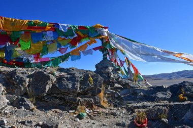 Kutsal Tibet Gölü Teri kıyısında mantra ile Tashi Namtso bayraklar