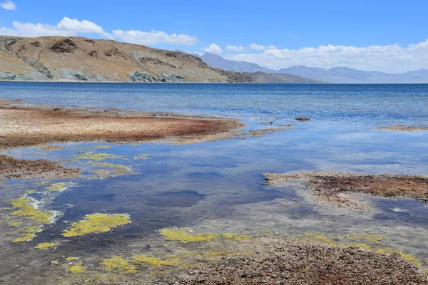 Çin, Tibet, bulutlar Budistler Manasarovar için kutsal göle yansıtılır