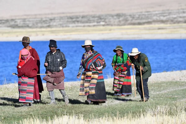 Manasarovar Tibet China June 2018 Pilgrims Make Kora Lake Manasarovar — Stock Photo, Image