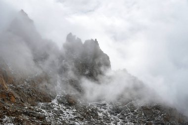 Tibet, dağ manzarası parikramaya Kailas etrafında dönerken yolda 5500 metre yükseklikte bağlama