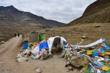 Çin, Tibet. Belgili tanımlık geçmek Drolma La sonra Kailas çevresinde parikramaya dış yolda Budistler için kutsal bir taş