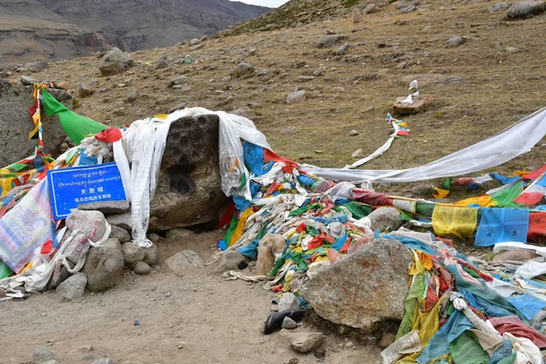 チベット 途中パス Drolma ラの後カイラス周辺外部費用はいただきませんの仏教徒のための神聖な石 — ストック写真