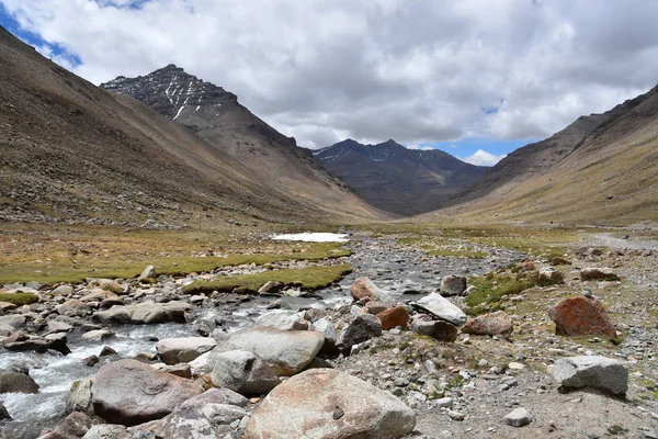 チベット Drolma ラ峠山川から降下後周りカイラス巡礼の道 — ストック写真