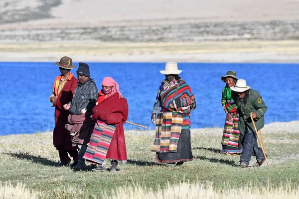 Manasarovar Tibet Çin Haziran 2018 Piople Yapmak Parikramaya Manasarovar Gölü — Stok fotoğraf