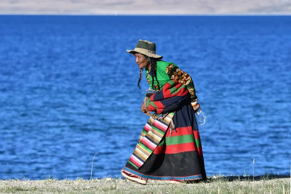 Manasarovar Tibet China June 2018 Old Woman Makes Parikrama Lake — Stock Photo, Image