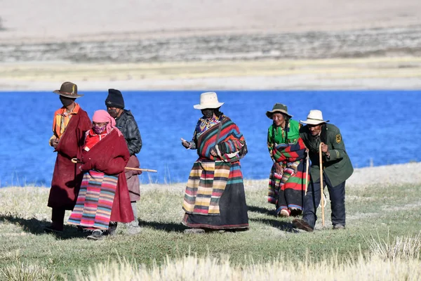 Manasarovar 2018 Piople 在西藏 Manasarovar 湖周围做 Parikrama — 图库照片