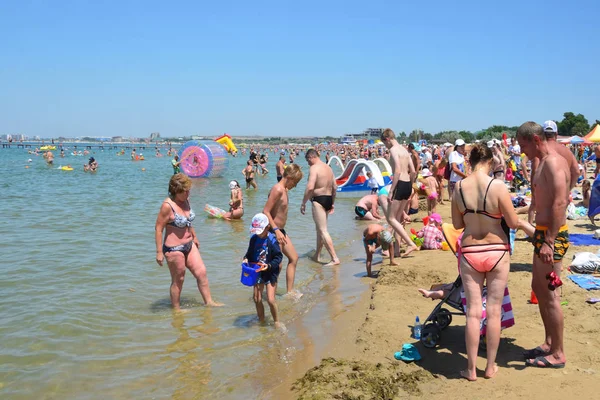 Anapa, Rusya, Temmuz, 16, 2017. Bir sürü insan Anapa, Karadeniz'in şehir sahilde