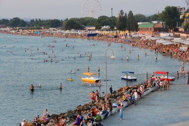 Anapa, Rusya, Temmuz, 11, 2018. İnsanlar Anapa Karadeniz beldesi üzerinde alt quay akşam dinlenme.