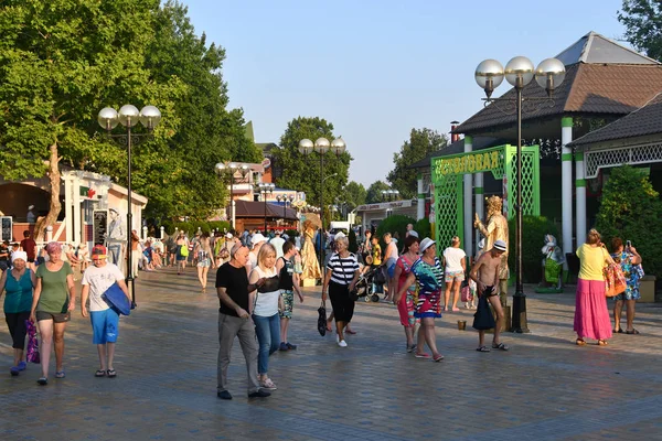 Anapa Rusko Července 2018 Spousta Lidí Kteří Jdou Večer Promenádě — Stock fotografie