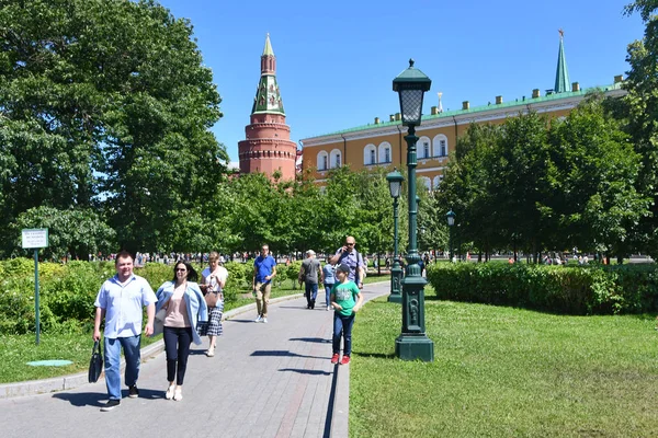 莫斯科 2018 阳光明媚的夏日 在莫斯科 Alexandrovsky 花园漫步的人们 — 图库照片
