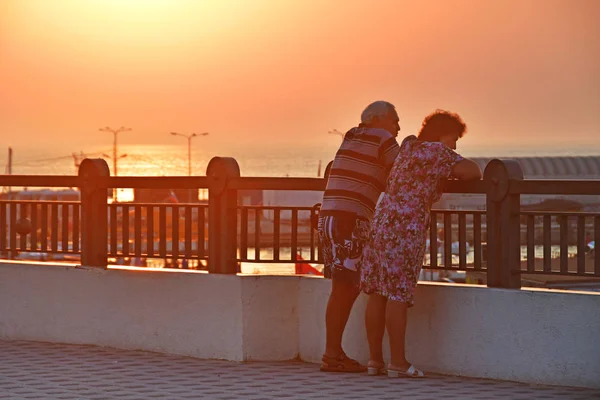 Anapa Russland Juli 2018 Älteres Paar Bewundern Den Sonnenuntergang — Stockfoto