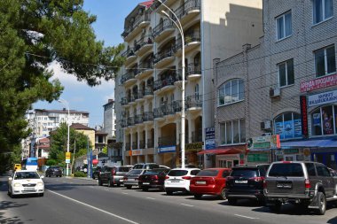 Anapa, Rusya, Temmuz, 12, 2018. Anapa güneşli bir günde, Krymskaya Caddesi üzerinde park edilmiş arabalar