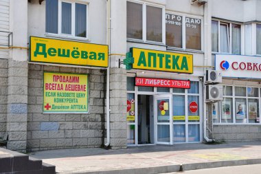 Anapa, Rusya, Temmuz, 12, 2018. Kimse, Anapa Krymskaya Caddesi üzerinde ucuz eczane