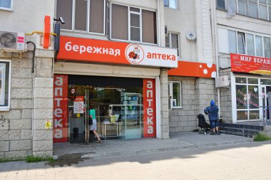 Anapa, Rusya, Temmuz, 12, 2018. İnsanlar dikkatli eczane Anapa Krymskaya sokakta yürürken, insanlar