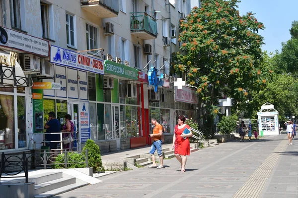 Anapa Rusia Julio 2018 Dos Mujeres Caminando Por Posada Calle — Foto de Stock