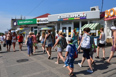 Anapa, Rusya Federasyonu, Temmuz, 12, 2018.People Kızıl Ordu (Krasnoarmeyskaya) Anapa yaz sokak üzerinde yürüyen
