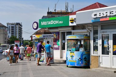 Anapa, Rusya Federasyonu, Temmuz, 12, 2018.People Kızıl Ordu (Krasnoarmeyskaya) Anapa yaz sokak üzerinde yürüyen