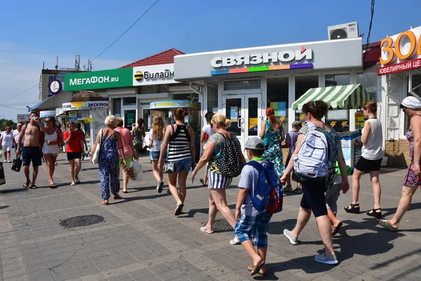 Anapa Russia July 2018 People Walking Red Army Krasnoarmeyskaya Street — Stock Photo, Image