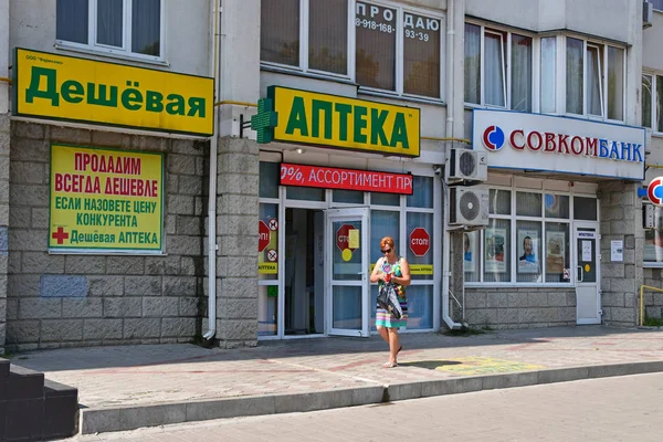 Anapa Rusia Julio 2018 Mujer Cerca Farmacia Barata Calle Krymskaya — Foto de Stock