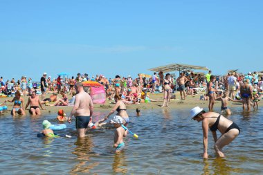 Anapa, Rusya, Temmuz, 16, 2017. Bir sürü insan nerede Karadeniz Anapa içinde içine Anapka nehir akar yerde şehir sahilde
