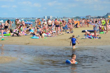 Anapa, Rusya, Temmuz, 16, 2017. Bir sürü insan nerede Karadeniz Anapa içinde içine Anapka nehir akar yerde şehir sahilde