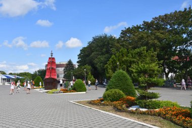 Anapa, Rusya, Temmuz, 18, 2018. Yelkenli yanındaki Promenade 