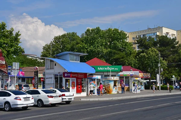 阿纳帕 2018 在阿纳帕的夏天 人们在红军 Krasnoarmeyskaya 大街上行走 — 图库照片