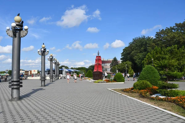 Anapa Rusko Července 2018 Lidí Kteří Jdou Promenádě Plachetnice Scarlet — Stock fotografie