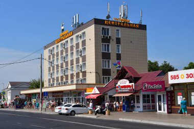 Anapa, Rusya, Temmuz, 12, 2018. Anapa yakınındaki otel Tsentralnaya Krasnoarmeyskaya sokakta yürüyen insanlar
