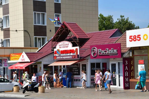 Anapa Rusia Julio 2018 Gente Caminando Krasnoarmeiskaya Str Edificio Del — Foto de Stock