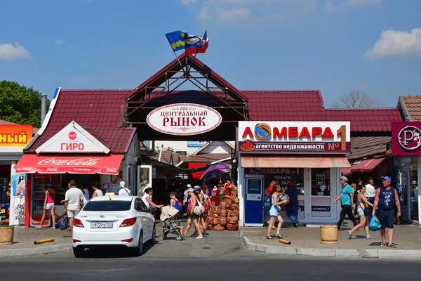 Anapa Ryssland Juli 2018 Människor Framför Centralen Marknaden Den Gatan — Stockfoto