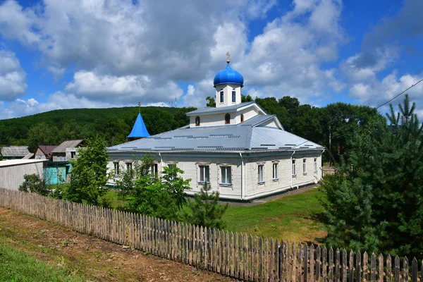 Anuchino の村で神の母のとりなしの木造教会 ロシア沿海州 — ストック写真