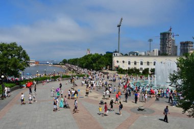 Vladivostok, Rusya Federasyonu, Temmuz, 29,2018. Vatandaşlar ve Çeşme ve stadium Dinamo ayında Vladivostok yakınındaki spor (ücretsizdir) mesire üzerinde yürüyen konukları Vladivostok