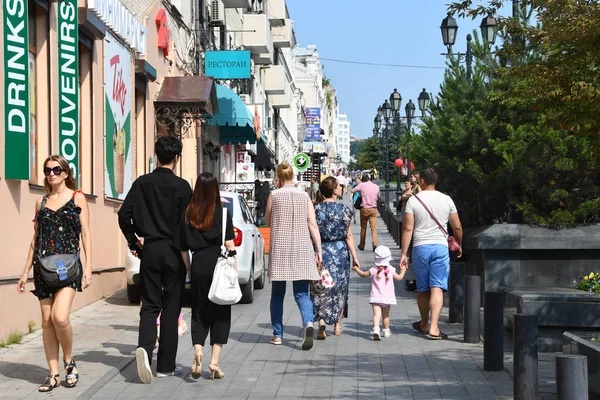 Vladivostok Rusia Iulie 2018 Oameni Care Merg Strada Amiralului Fokin — Fotografie, imagine de stoc