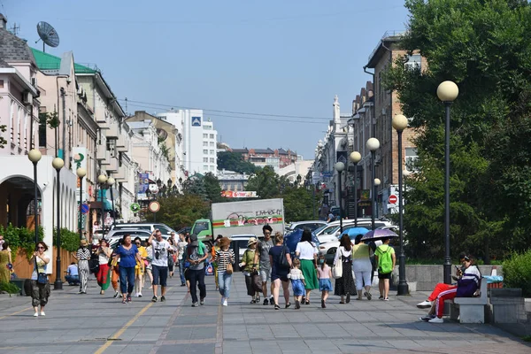 海参崴 俄罗斯 262018 海参崴的市民和客人沿着 Fokin 上将的街道漫步在海参崴的夏天 在阳光明媚的天气 Sportivnaya 散步的方向 — 图库照片