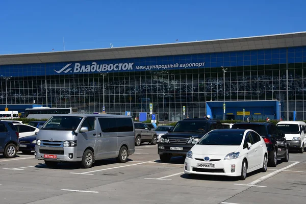 Władywostok Rosja Lipca 2018 Samochody Płatny Parking Przed Lotniskiem Lotnisko — Zdjęcie stockowe