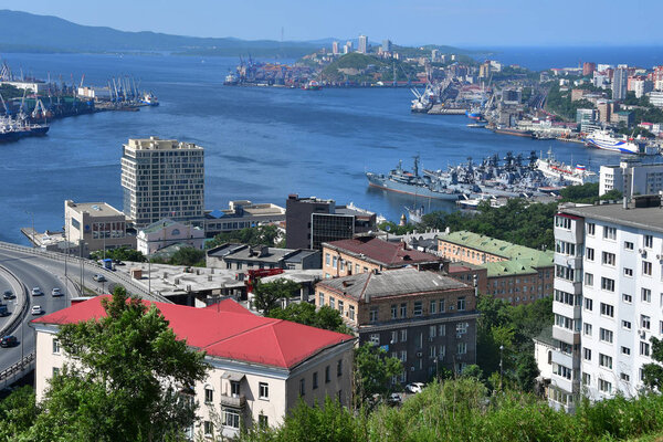 Россия, вид на летний Владивосток с смотровой площадки "Орлиное гнездо
